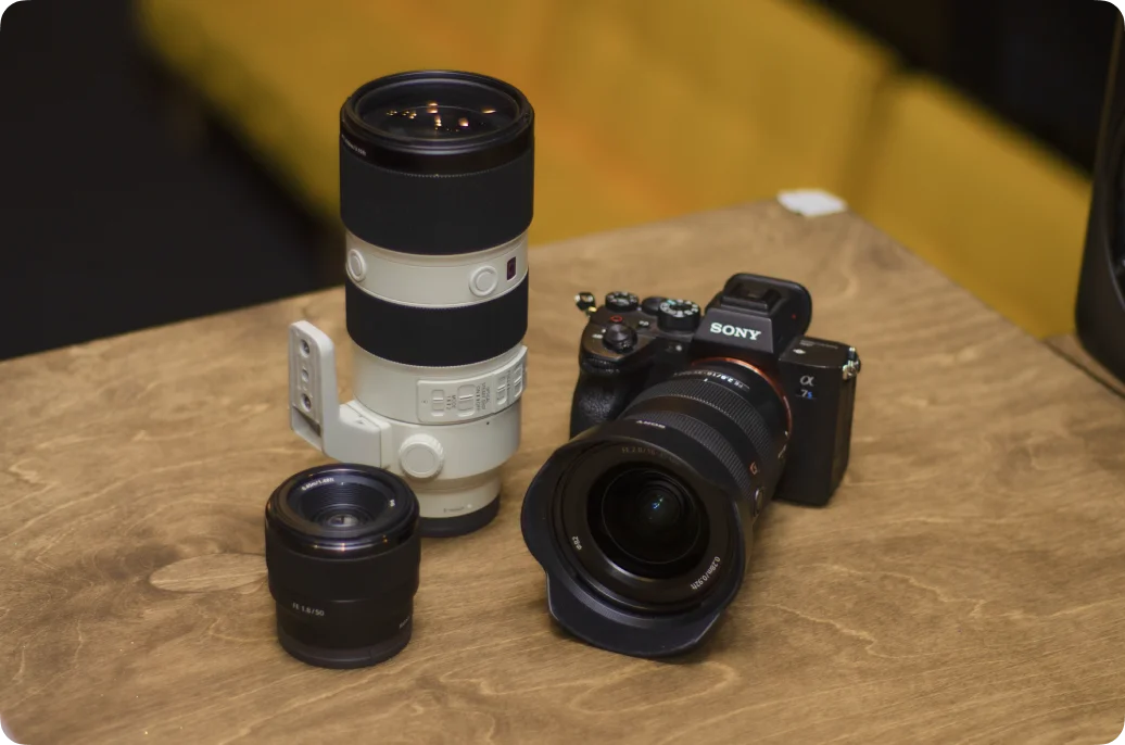 Камера Sony на столе с широкоугольным объективом для фото и видеосъемки